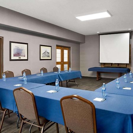 Wingate By Wyndham Lethbridge Hotel Bagian luar foto