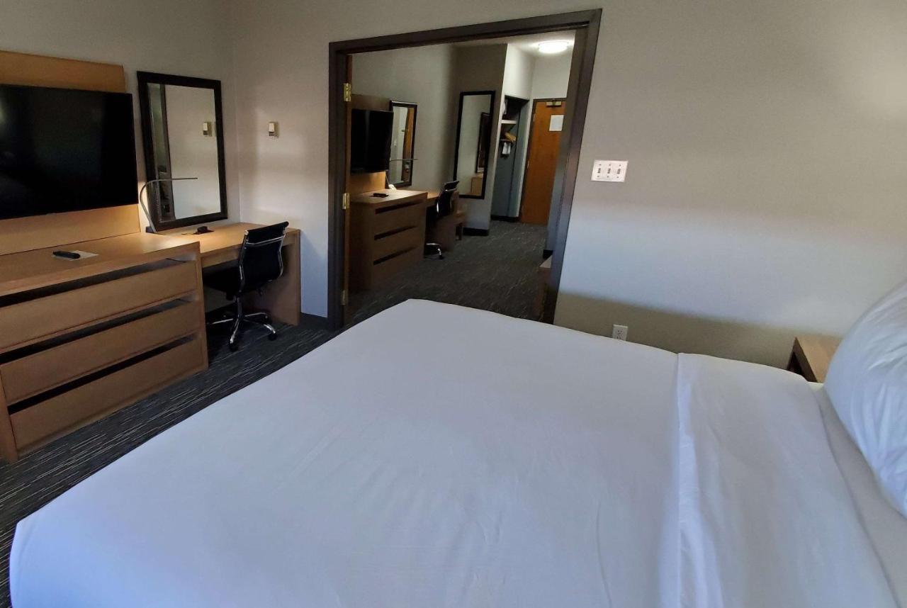 Wingate By Wyndham Lethbridge Hotel Bagian luar foto