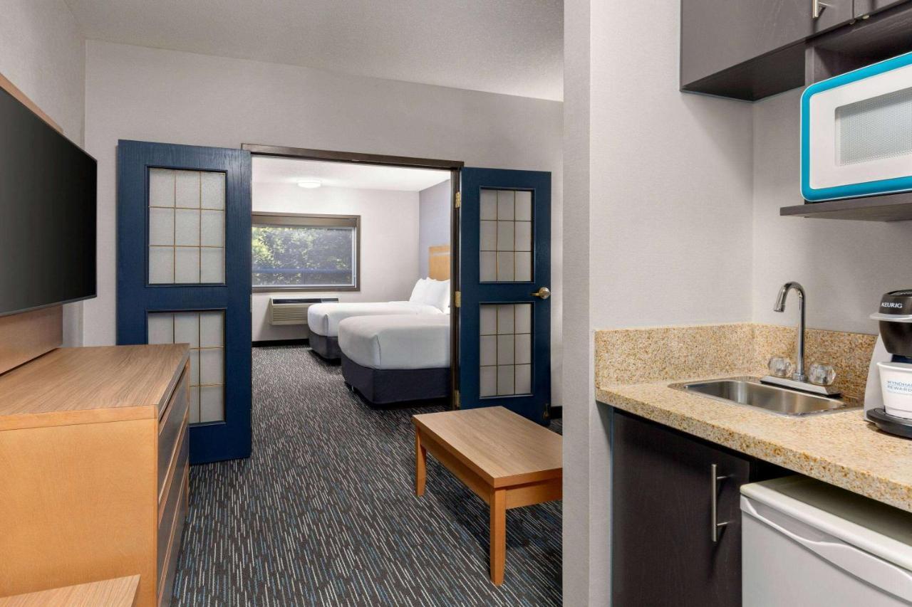 Wingate By Wyndham Lethbridge Hotel Bagian luar foto
