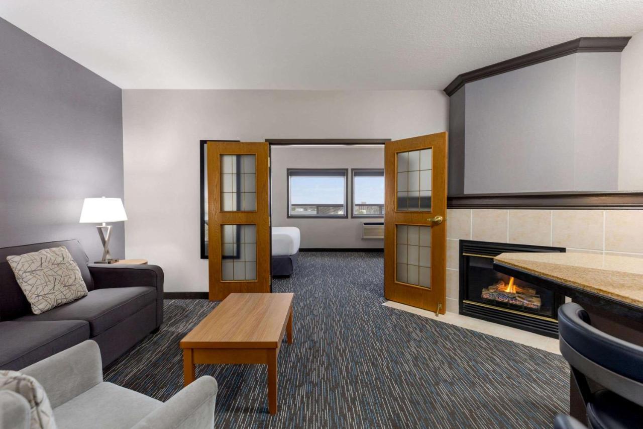 Wingate By Wyndham Lethbridge Hotel Bagian luar foto