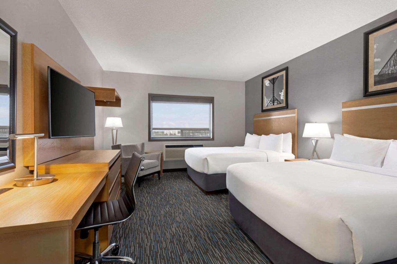 Wingate By Wyndham Lethbridge Hotel Bagian luar foto