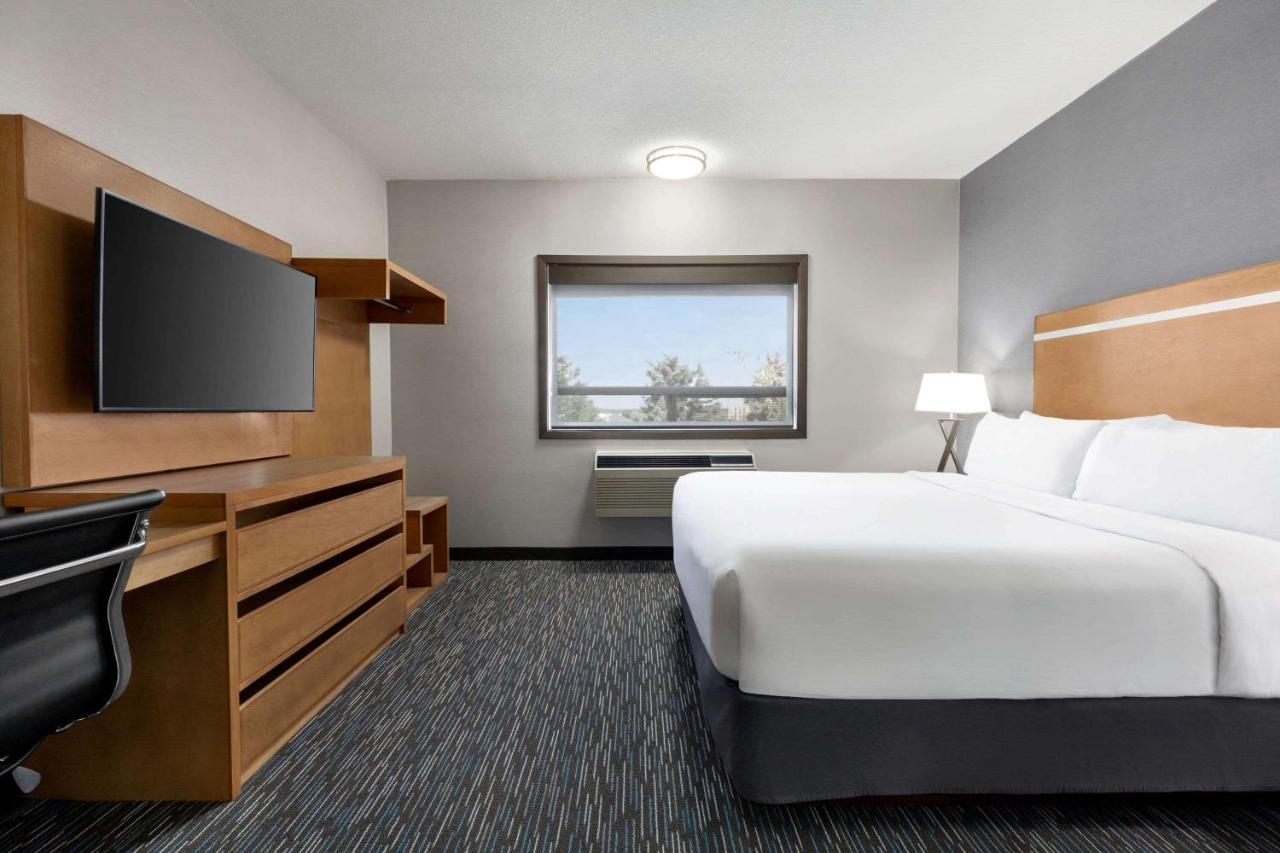 Wingate By Wyndham Lethbridge Hotel Bagian luar foto