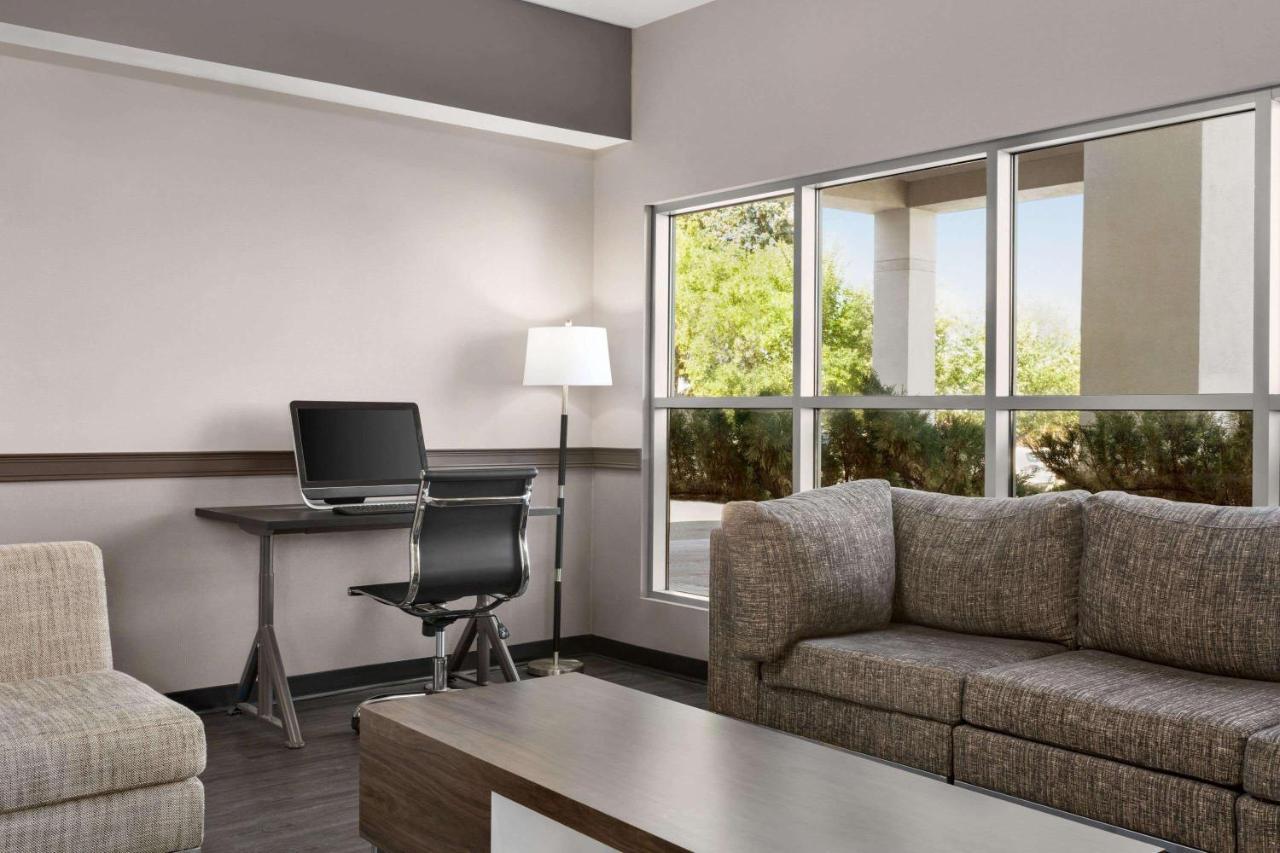 Wingate By Wyndham Lethbridge Hotel Bagian luar foto