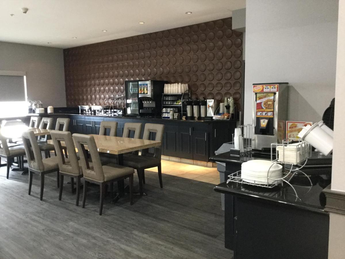 Wingate By Wyndham Lethbridge Hotel Bagian luar foto