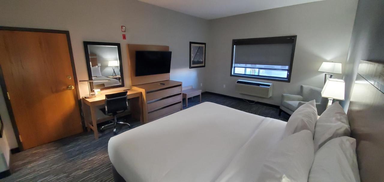 Wingate By Wyndham Lethbridge Hotel Bagian luar foto
