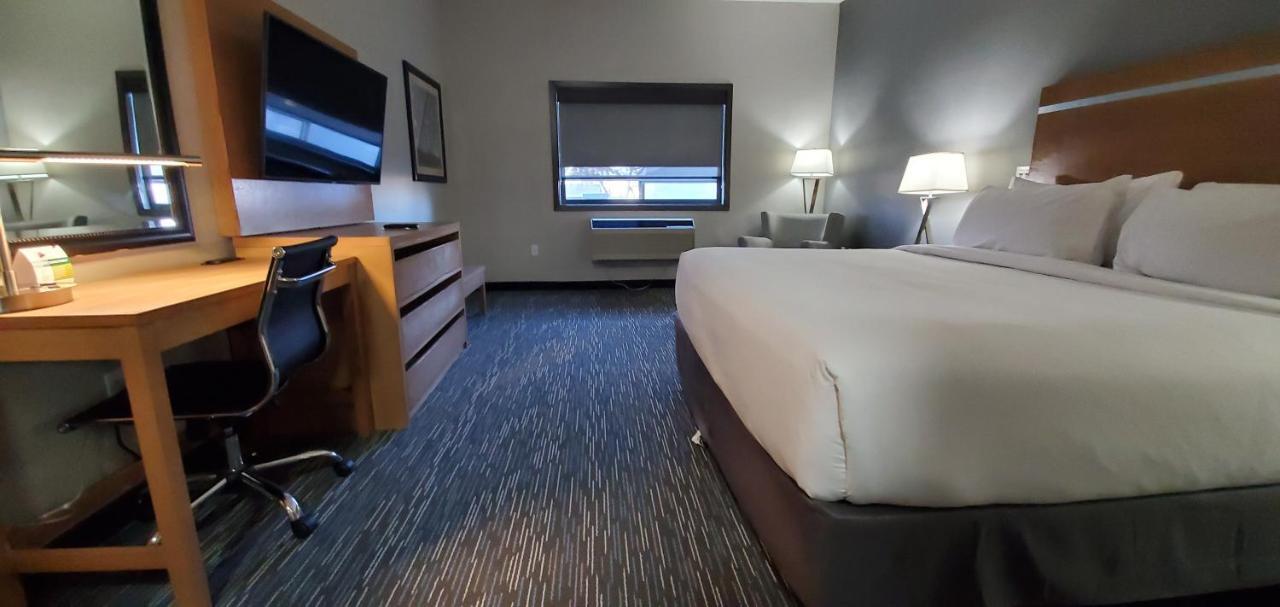 Wingate By Wyndham Lethbridge Hotel Bagian luar foto