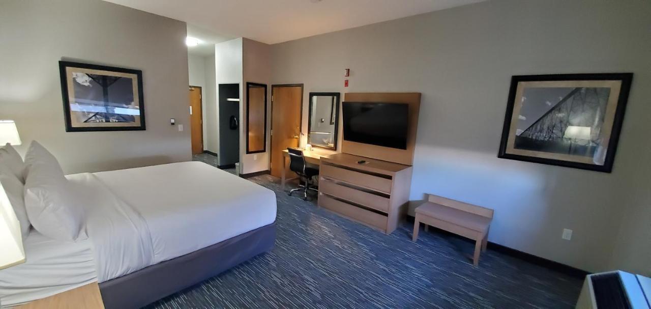 Wingate By Wyndham Lethbridge Hotel Bagian luar foto