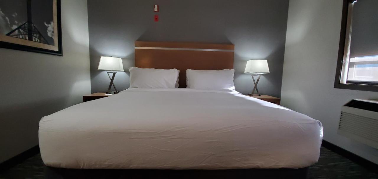 Wingate By Wyndham Lethbridge Hotel Bagian luar foto