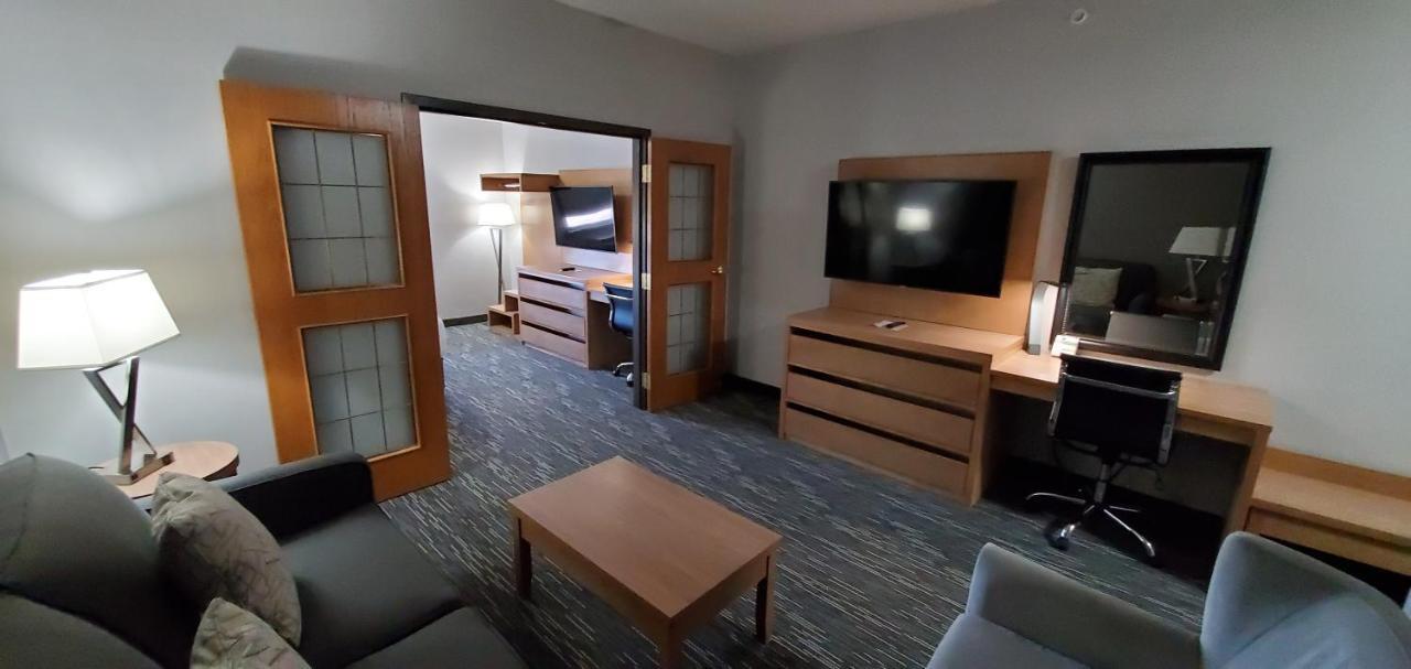 Wingate By Wyndham Lethbridge Hotel Bagian luar foto