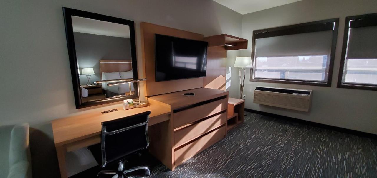 Wingate By Wyndham Lethbridge Hotel Bagian luar foto