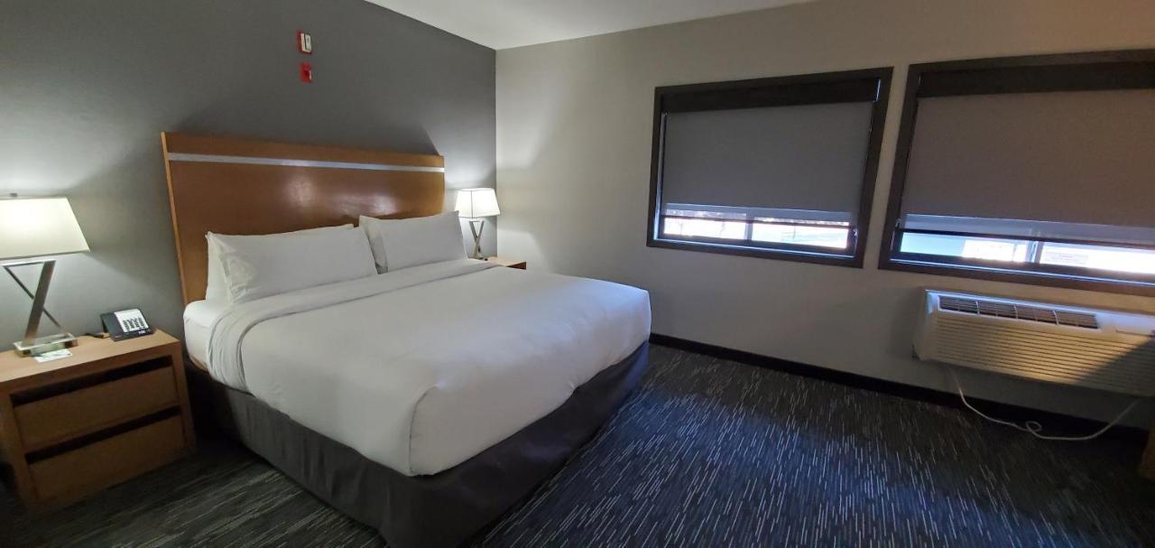 Wingate By Wyndham Lethbridge Hotel Bagian luar foto