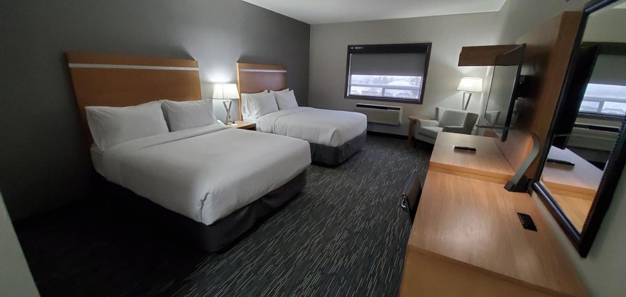 Wingate By Wyndham Lethbridge Hotel Bagian luar foto