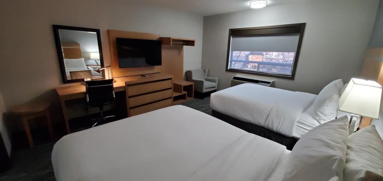 Wingate By Wyndham Lethbridge Hotel Bagian luar foto