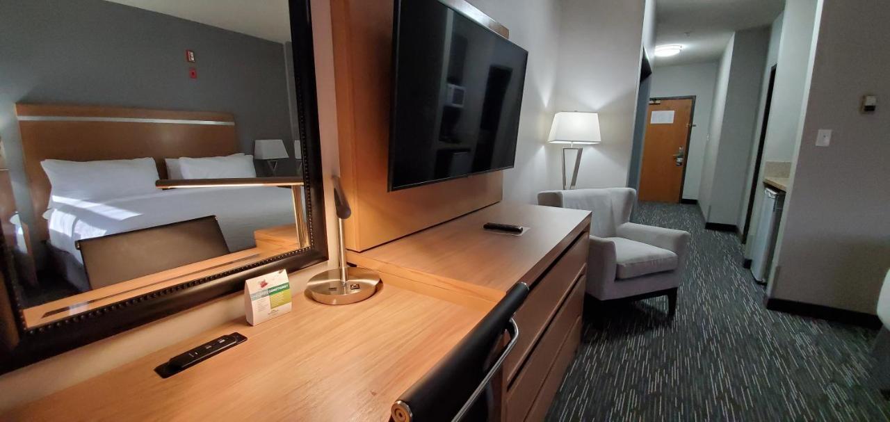 Wingate By Wyndham Lethbridge Hotel Bagian luar foto