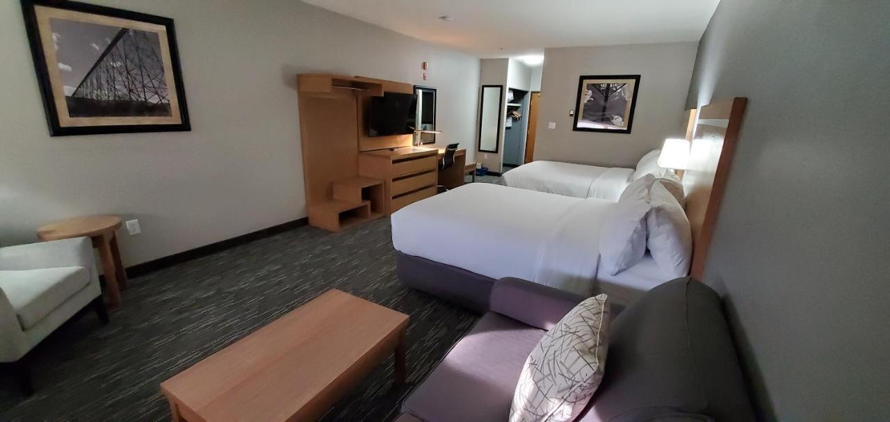 Wingate By Wyndham Lethbridge Hotel Bagian luar foto