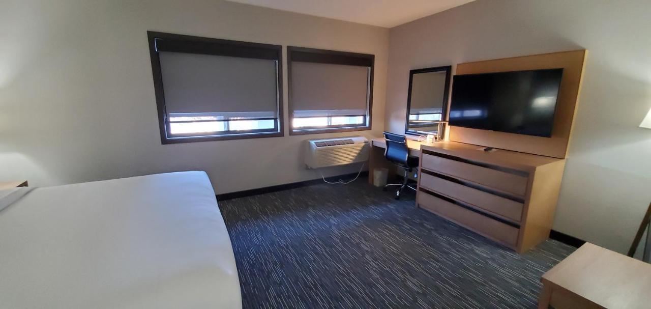 Wingate By Wyndham Lethbridge Hotel Bagian luar foto