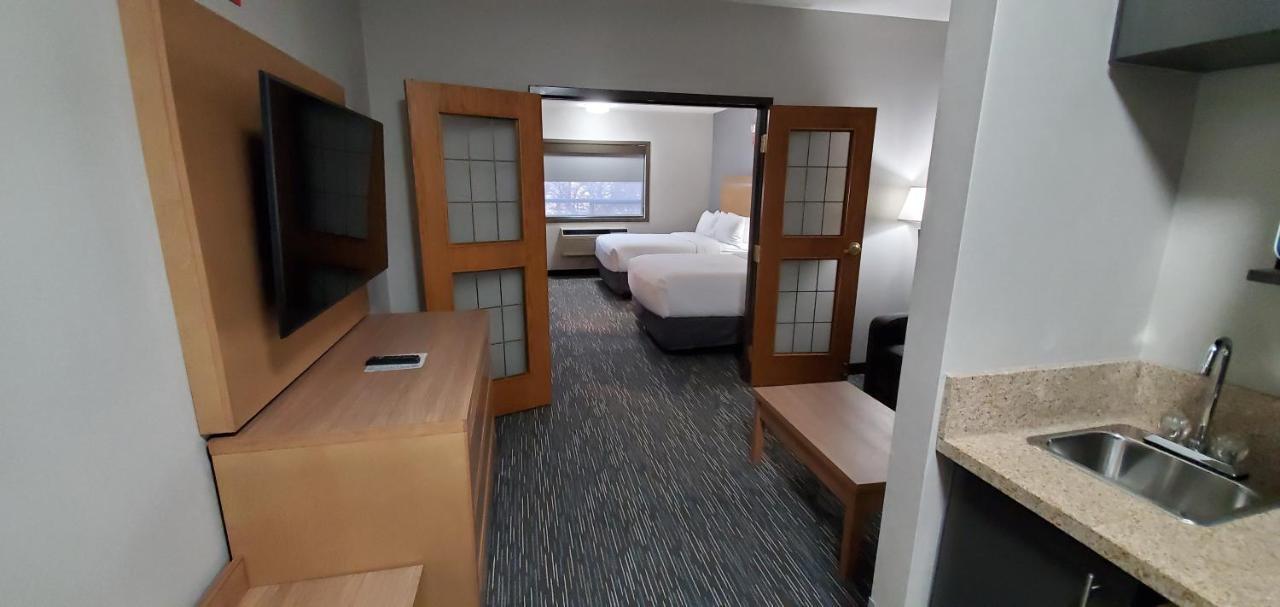 Wingate By Wyndham Lethbridge Hotel Bagian luar foto
