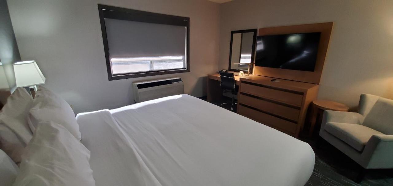 Wingate By Wyndham Lethbridge Hotel Bagian luar foto