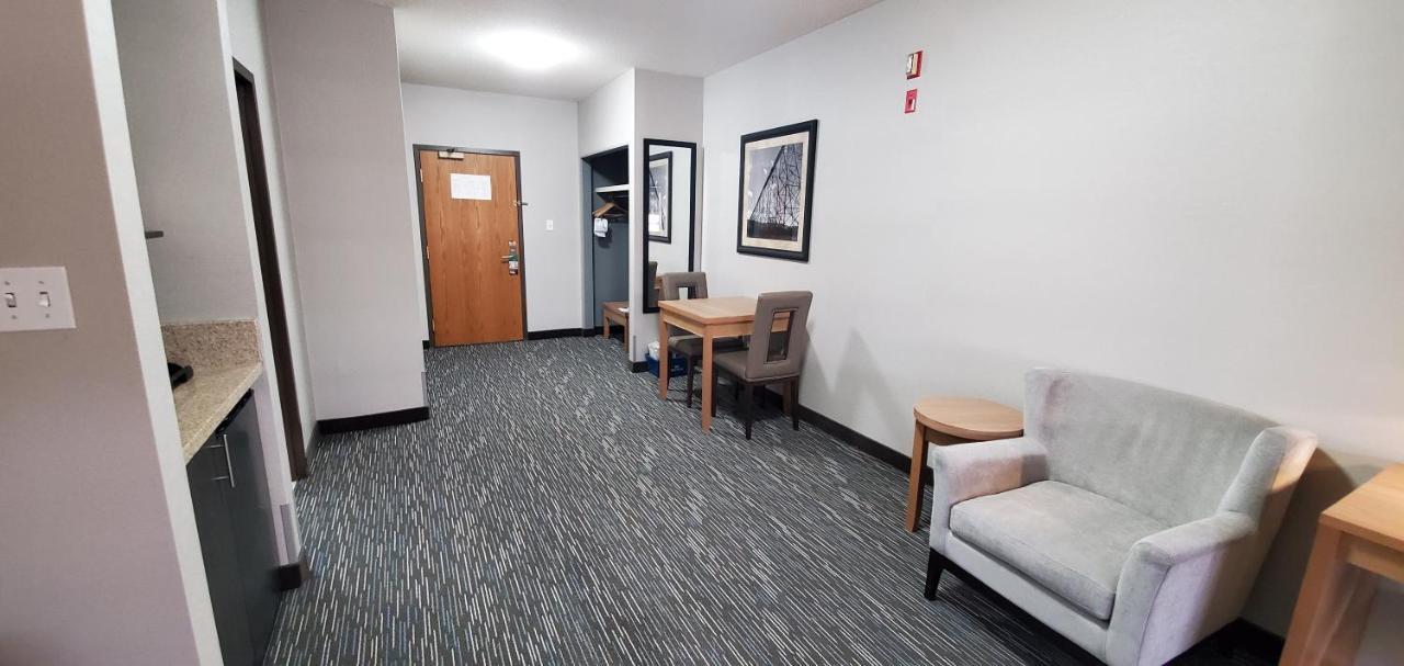 Wingate By Wyndham Lethbridge Hotel Bagian luar foto