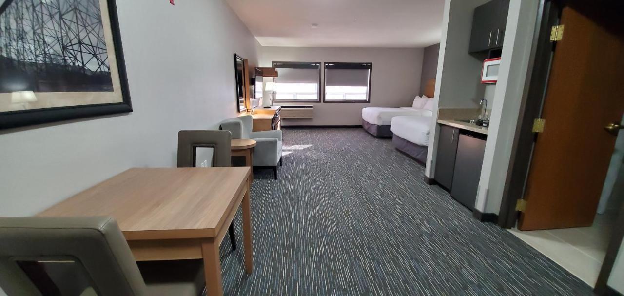 Wingate By Wyndham Lethbridge Hotel Bagian luar foto