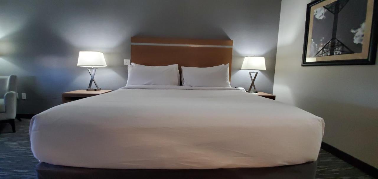 Wingate By Wyndham Lethbridge Hotel Bagian luar foto
