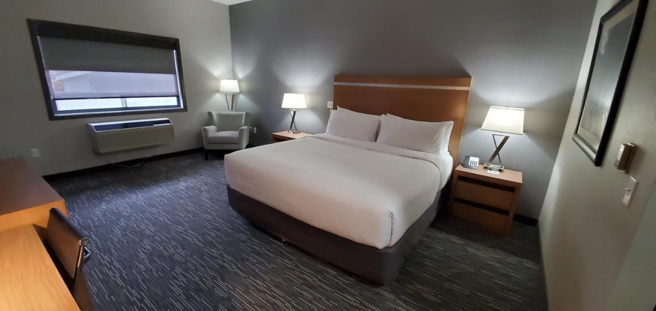 Wingate By Wyndham Lethbridge Hotel Bagian luar foto