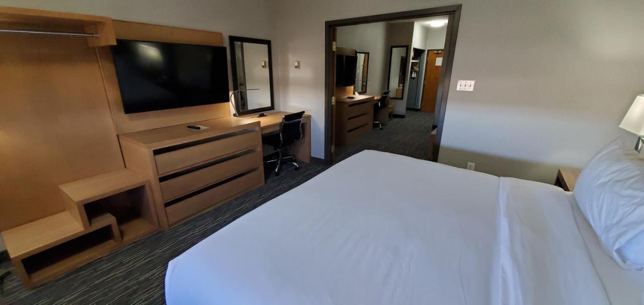 Wingate By Wyndham Lethbridge Hotel Bagian luar foto