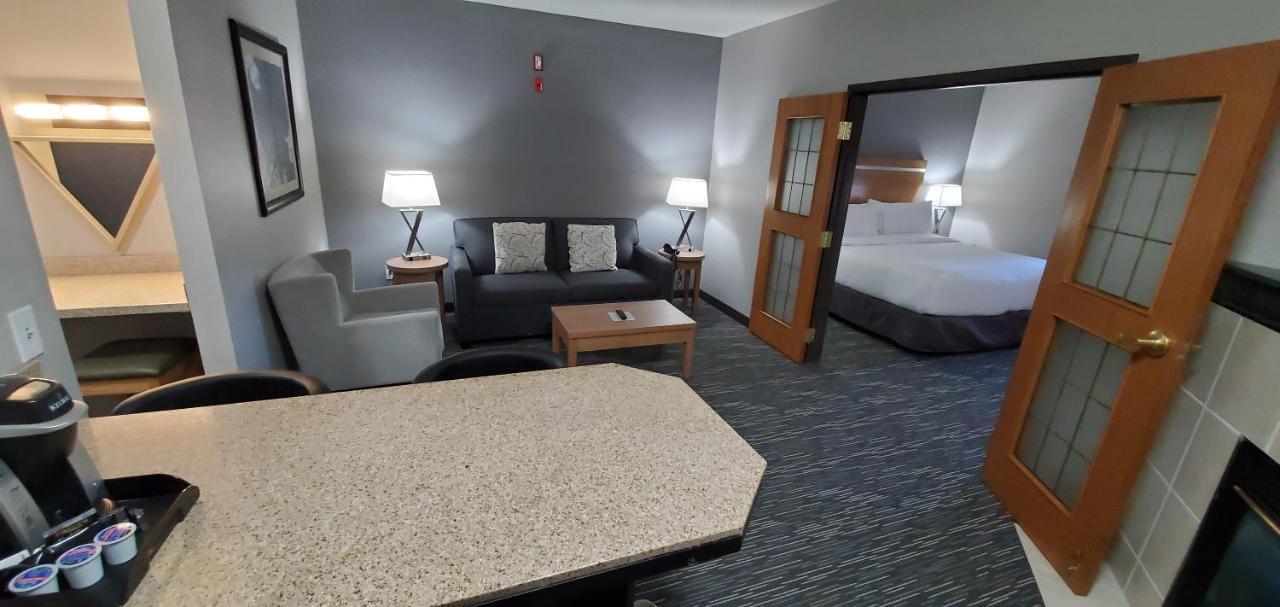 Wingate By Wyndham Lethbridge Hotel Bagian luar foto