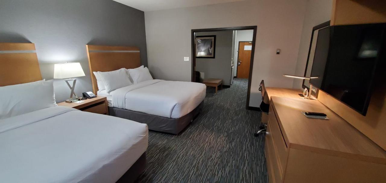 Wingate By Wyndham Lethbridge Hotel Bagian luar foto