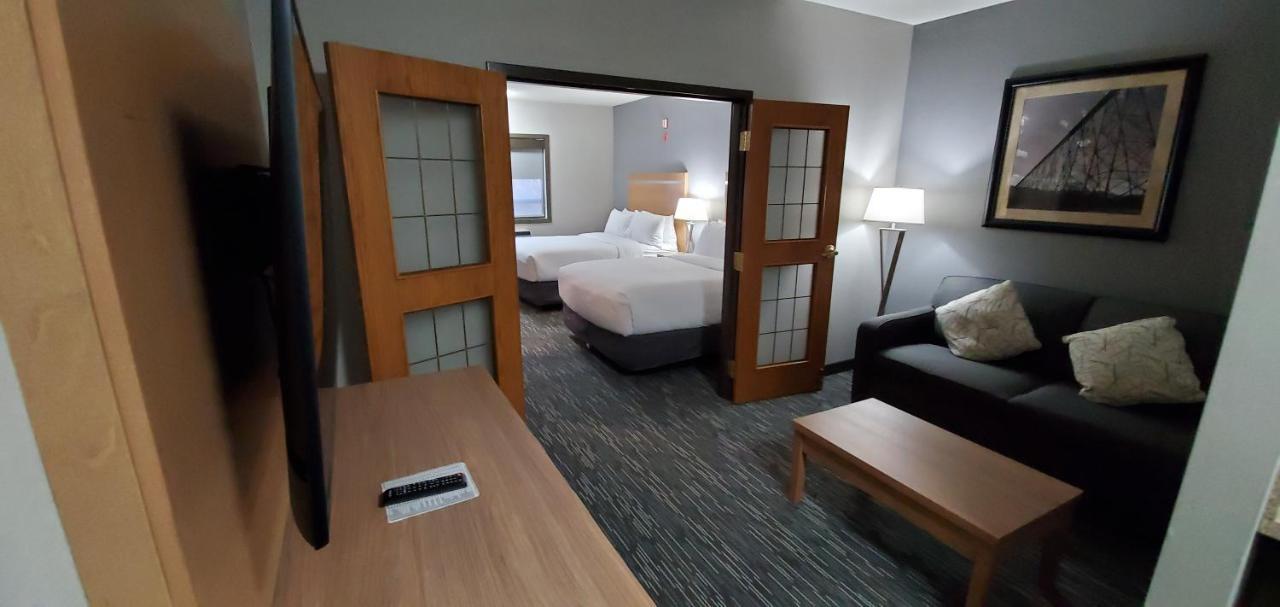 Wingate By Wyndham Lethbridge Hotel Bagian luar foto